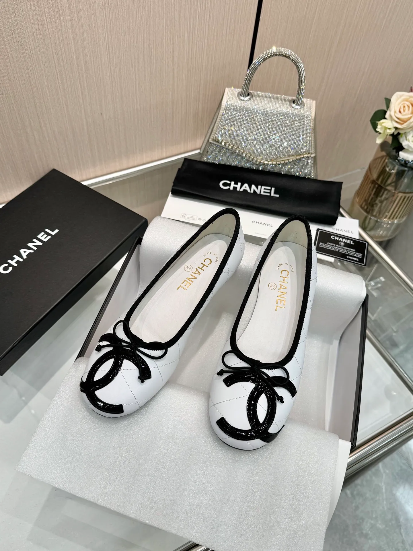 👟👟Ex-factory price 500👟👟 | ²⁰²5 𝐬𝐬 🤍🤎𝐂𝐇𝐀𝐍𝐄𝐋Chanel 26A catwalk style handmade Mary Jane women's shoes. Ballet shoes are so amazing, the bow pattern is so cute! Even if I don’t wear flat shoes, I can’t resist the temptation! The second recommended pair of Chanel logo women's shoes has great texture and is versatile. It is made of lambskin and has an original two-color outsole. Size: 35-40 (41 can be customized and cannot be returned or exchanged)